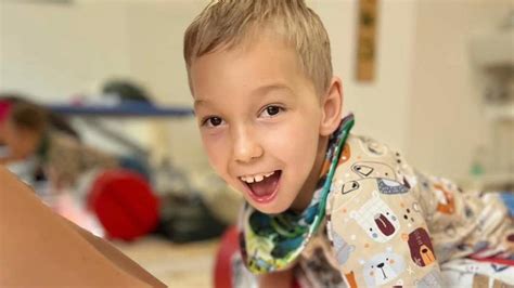 dieťa robí pasenie koníčkov