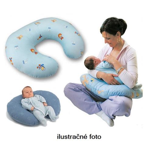 matka s bábätkom držiaca vankúš na kojenie