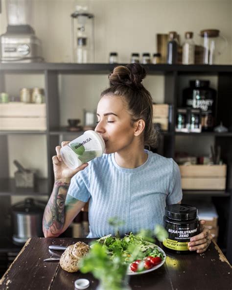 infografika porovnávajúca telo pred a po pôrode s použitím pásu