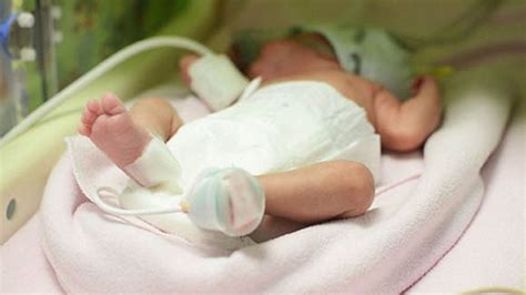 Žena relaxujúca vo vani počas pôrodu