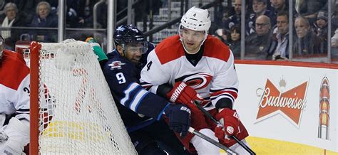 Infografika zobrazujúca kariérne štatistiky Andreja Sekeru v NHL