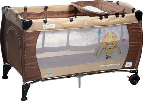 rozloženú cestovnú postieľku s príslušenstvom