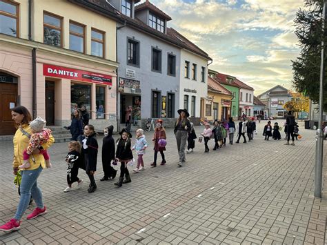 Centrum voľného času s deťmi vykonávajúcimi rôzne aktivity