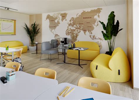 Interiér modernej triedy so žiakmi.