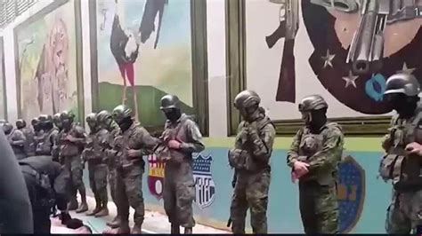 Symbolické znázornenie vnútorného konfliktu ženy