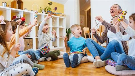 Dieťa spievajúce v škôlke