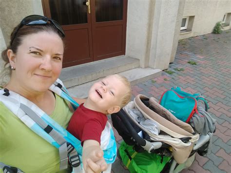 Rodič s dieťaťom v nosiči na turistike