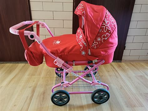 farebný detský kočiar v parku