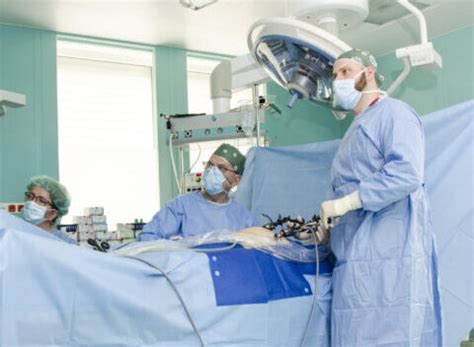 Ilustrácia laparoskopie, zobrazujúca zavedenie nástrojov do brušnej dutiny