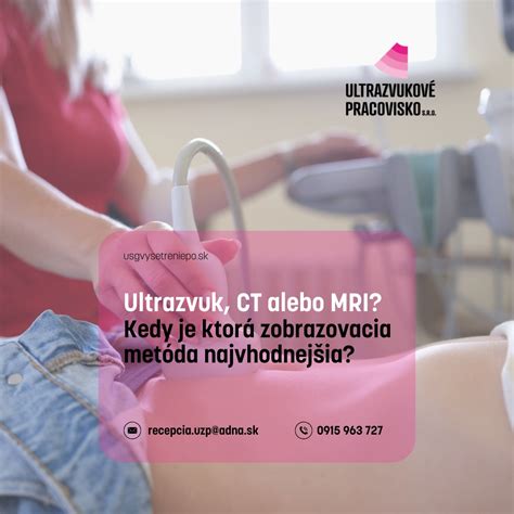 Pár držiac sa za ruky a pozerajúc na ultrazvukové vyšetrenie