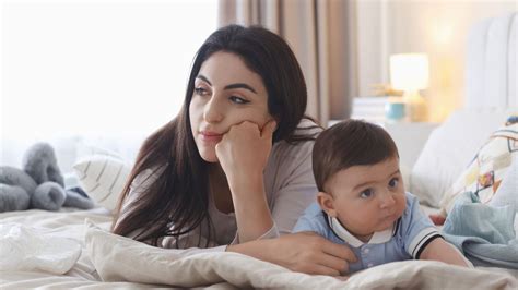 matka dojčiaca dieťa v posteli