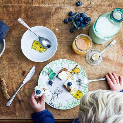 Dieťa jediace s detským príborom