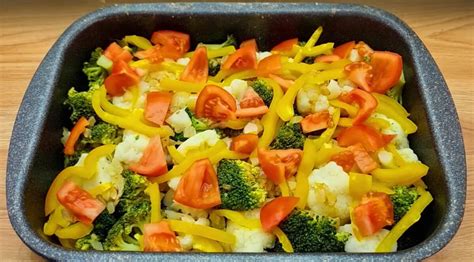 Mäso s kosťou a zelenina na tanieri