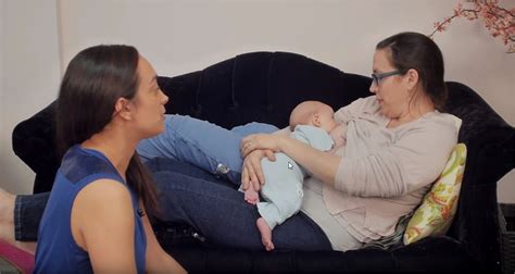 Žena si prezerá rôzne brožúry o dojčení