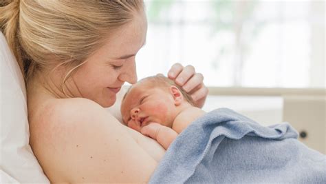 Novorodenec na hrudi matky v kontakte koža na kožu