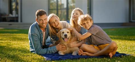 Rodina so psom a dieťaťom