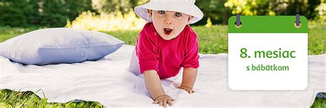 Dieťa v piatom mesiaci skúma hračku