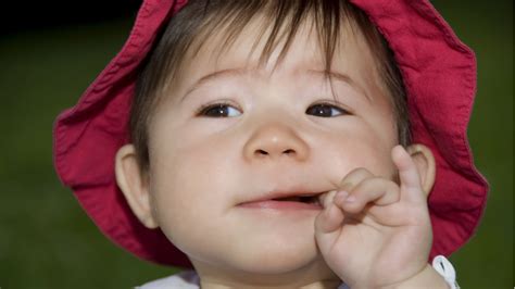 Dieťa si strká prsty do úst