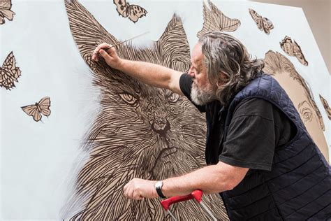 Umelec pracujúci na obraze v ateliéri