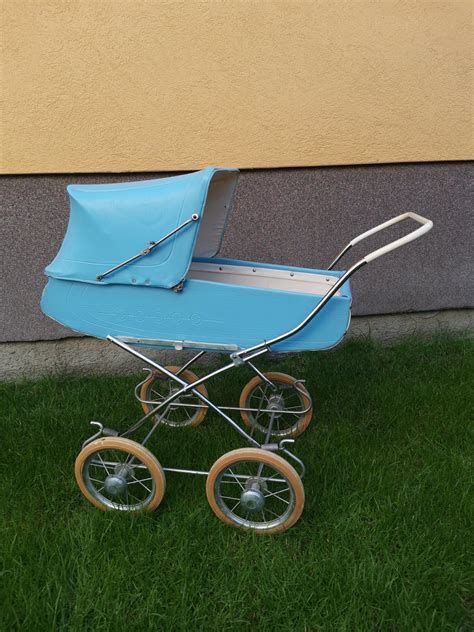 Proces renovácie retro kočíka