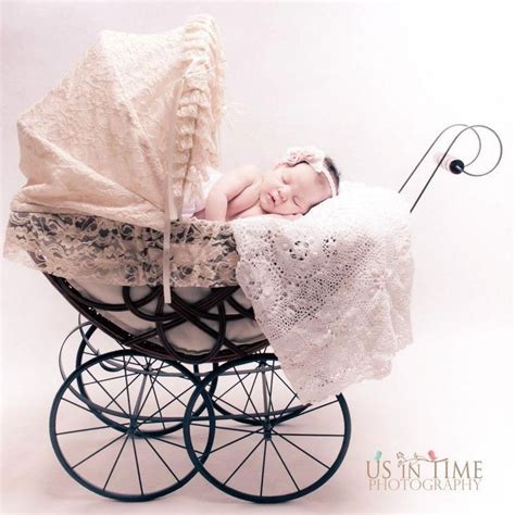 Historické fotografie detí s kočíkmi pre bábiky