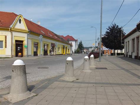 Fotografia reštaurátora pracujúceho na starom kočíku