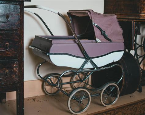 Retro kočík s dieťaťom v parku