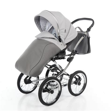 Detail retro kočíka so štyrmi veľkými kolesami