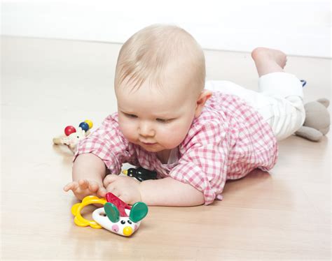 Bábätko hrá sa s hračkami