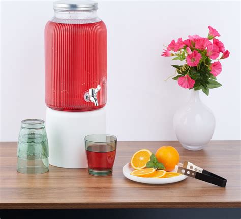 Obrázok rôznych nápojov pre deti, s dôrazom na vodu.