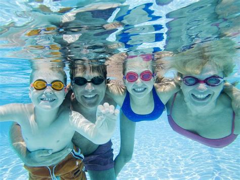 Deti pijú vodu z farebných pohárov