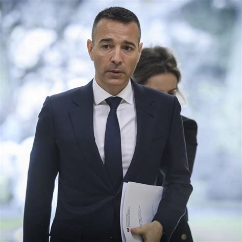 Rodičia objímajú svoje dieťa