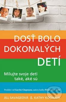 Rodič číta knihu o výchove detí