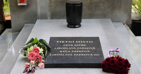 Symbolický hrob s hračkami