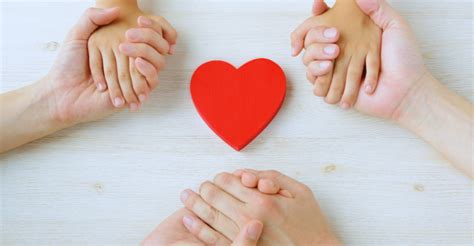 Dve ruky podávajúce si ruky nad symbolom rodiny