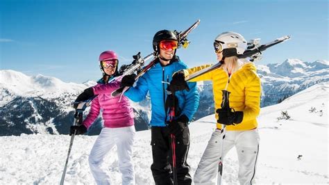 Deti v lyžiarskych rukaviciach na zasneženom svahu