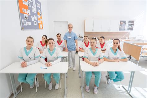 Lekár používajúci resuscitačnú súpravu