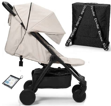 Zložený kompaktný kočík vedľa kufra lietadla