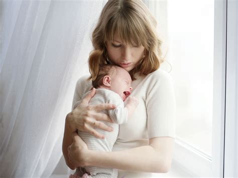 Bábätko plače v náručí matky