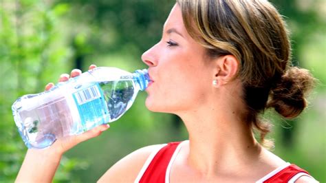 Dospelý človek medituje v kľudnom prostredí