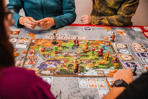 Rodina hrá spoločenské hry