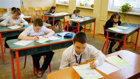 Deti sledujúce vyučovanie na počítači