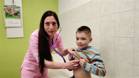 Pediatrička vyšetrí novorodenca