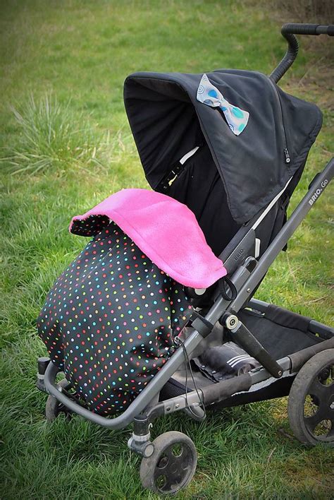 Detail striešky kočíka s tieniacou clonou