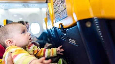 Dieťa ochutnávajúce prvú lyžičku