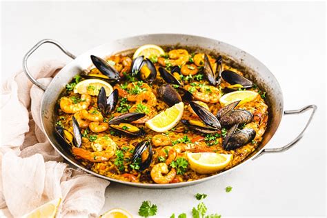 Paella s morskými plodmi
