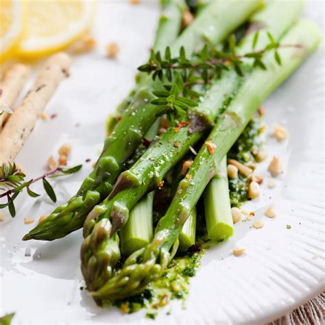 Čerstvá zelená špargľa pripravená na varenie