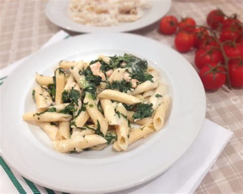 Rôzne pokrmy so špenátom a mäsom