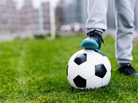 Dieťa s loptou na ihrisku