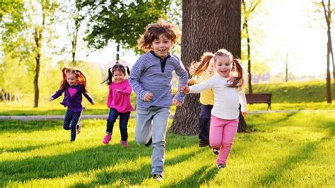 Dieťa bežiace na atletickej dráhe